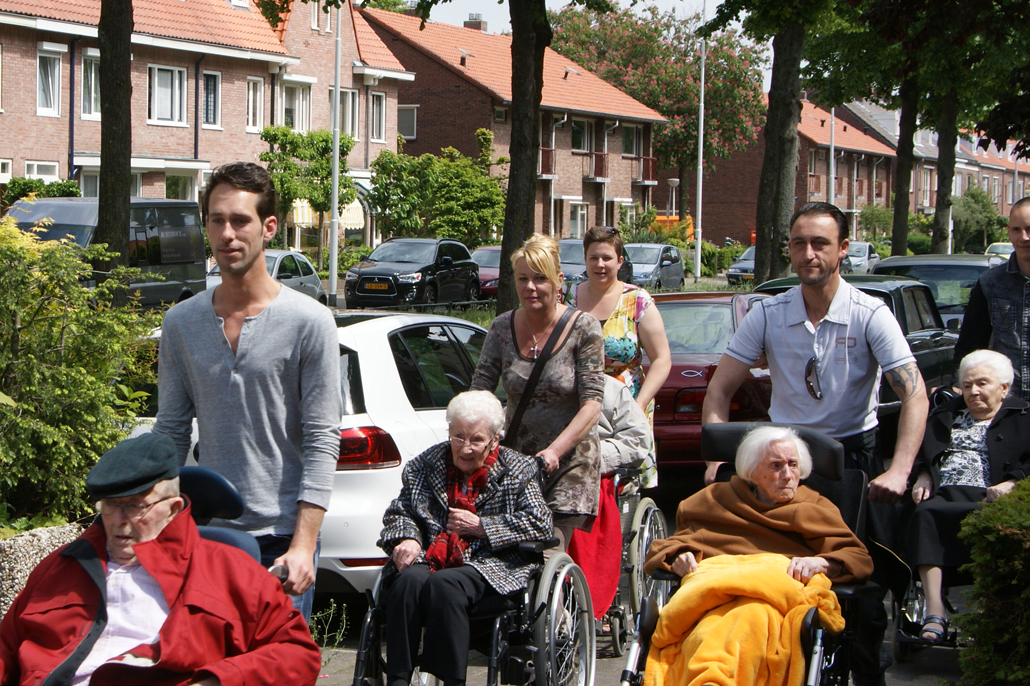 Cliënten wandelen met demente bejaarden: een win-win-win-situatie!